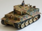 Тяжелый Tiger I Ausf.E mid production 1943 г. c 1 фигурой командира, масштаб 1:35